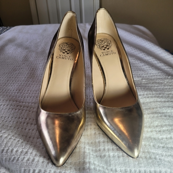 VINCE CAMUTO KAIN GOLD METALLIC PUMP - Picture 7 of 16